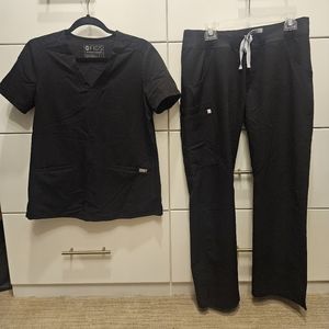 Womens FIGS size Top S Bottom M. Regular fit.